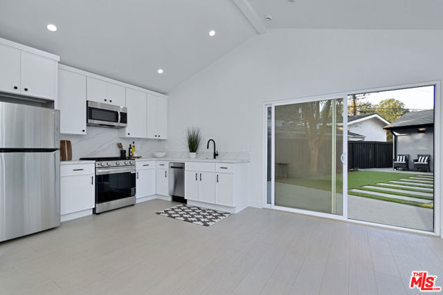 4512 Libbit Avenue, Encino CA: https://media.crmls.org/mediaz/7a016583-4517-4801-913d-6f601afa7707.jpg