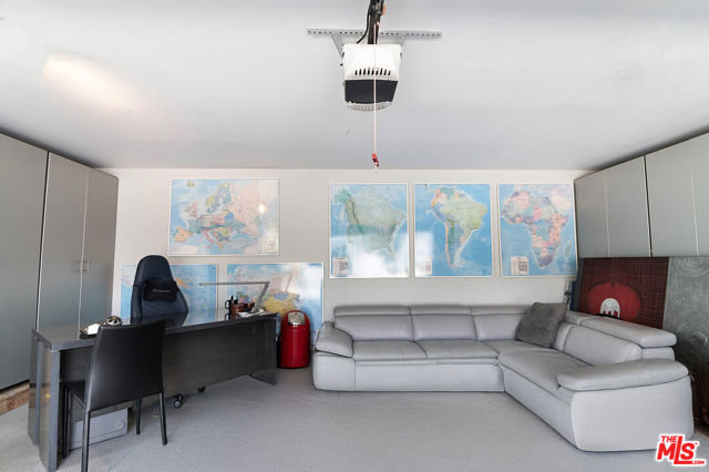 922 Garfield Avenue, Venice CA: https://media.crmls.org/mediaz/7a02768b-1a8d-41ae-9986-484bec74d343.jpg