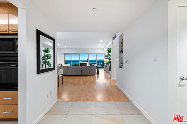 13600 Marina Pointe Drive, Marina del Rey CA: https://media.crmls.org/mediaz/7a02d6c2-c347-4f01-be6f-0273e2a6ec6a.jpg