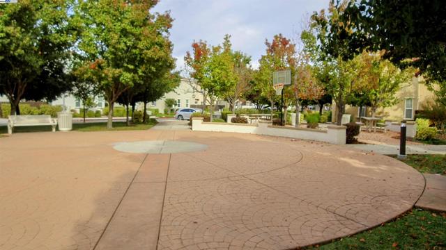 4520 Gironella Walk, Sacramento CA: https://media.crmls.org/mediaz/7a03482c-16cf-4344-9334-45a4fc13baaf.jpg