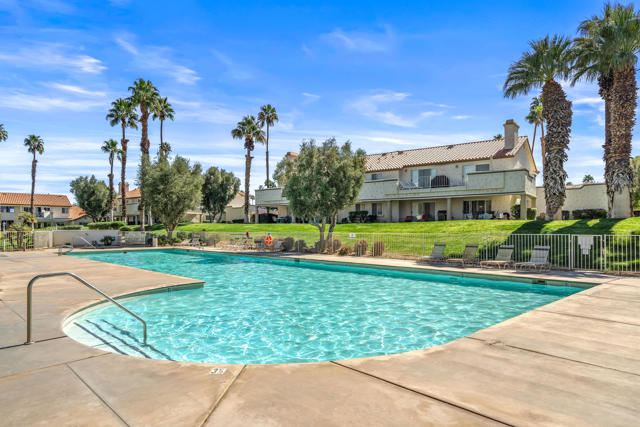 280 Vista Royale W Circle, Palm Desert CA: https://media.crmls.org/mediaz/7a0399aa-5143-4b1b-bbc2-00548f085835.jpg