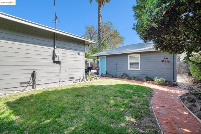 210 Delta Ave, Brentwood CA: https://media.crmls.org/mediaz/7a051868-3427-475c-9e25-064299f849e8.jpg