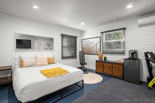 Downstairs master bedroom with it's own private entrance and an en suite bathroom.