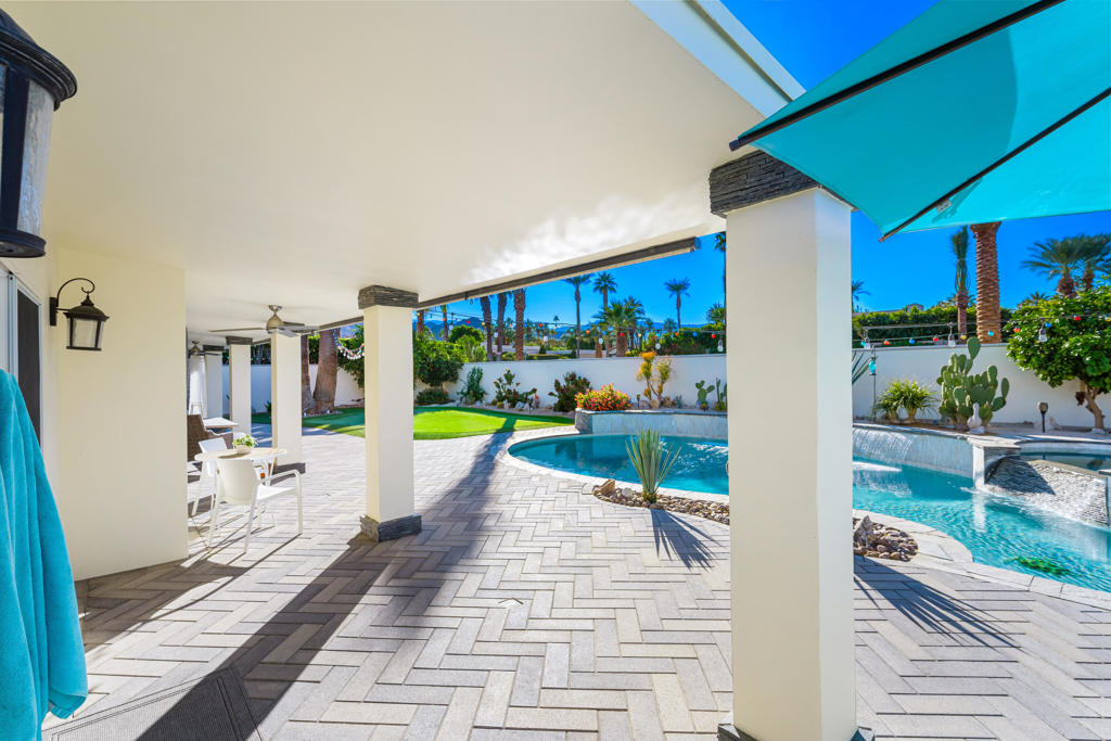 https://media.crmls.org/mediaz/7a0597a8-6f6f-4735-a625-a1dc952ab997.jpg?preset=X-Large