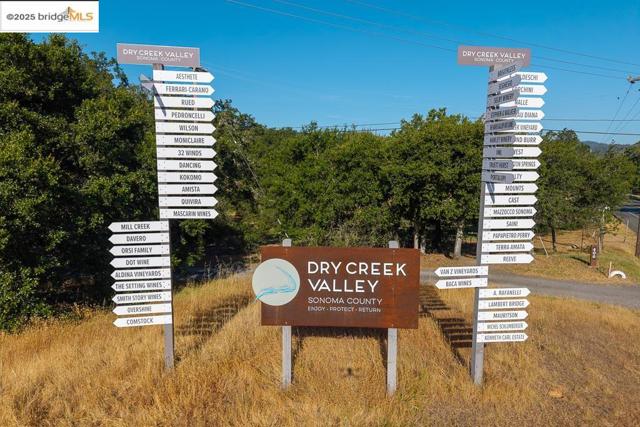838 Dry Creek, Healdsburg CA: https://media.crmls.org/mediaz/7a0769cc-6116-487e-922a-83a081b19149.jpg