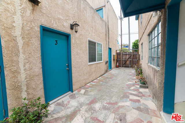2400 Pacific Avenue, Venice CA: https://media.crmls.org/mediaz/7a079395-2f4a-41f2-aa06-cd5b388f4e88.jpg