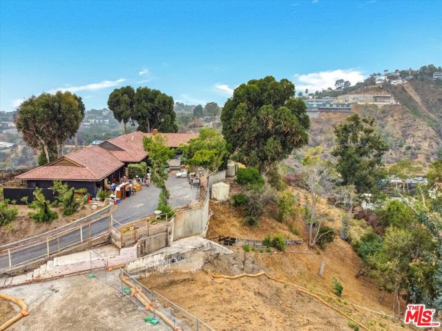 16959 Dulce Ynez Lane, Pacific Palisades CA: https://media.crmls.org/mediaz/7a079651-e6dc-4fdc-be95-5a155c565fe3.jpg