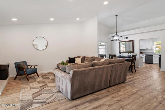 1791 Hewitt Place, Simi Valley CA: https://media.crmls.org/mediaz/7a07b8bb-28be-4a67-9caf-d46012e50f48.jpg