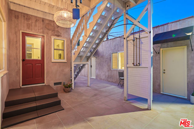 236 S 5th Avenue, Venice CA: https://media.crmls.org/mediaz/7a0953c9-59cb-44b3-854f-5e1b5919bbdd.jpg