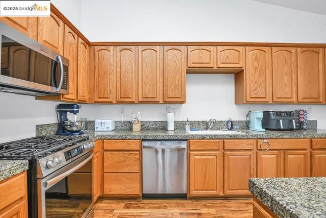 562 Douglas Drive, Brentwood CA: https://media.crmls.org/mediaz/7a097b0b-a722-4cc6-82ee-a9eb93fe8cef.jpg