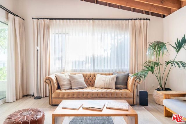 21555 Pacific Coast Highway, Malibu CA: https://media.crmls.org/mediaz/7a09c51d-90a5-470f-bd53-6dd359a2a466.jpg