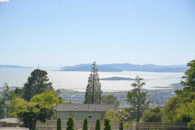 921 Clark Place, El Cerrito CA: https://media.crmls.org/mediaz/7a0a2eeb-1212-472d-b07c-76c3b653abb8.jpg