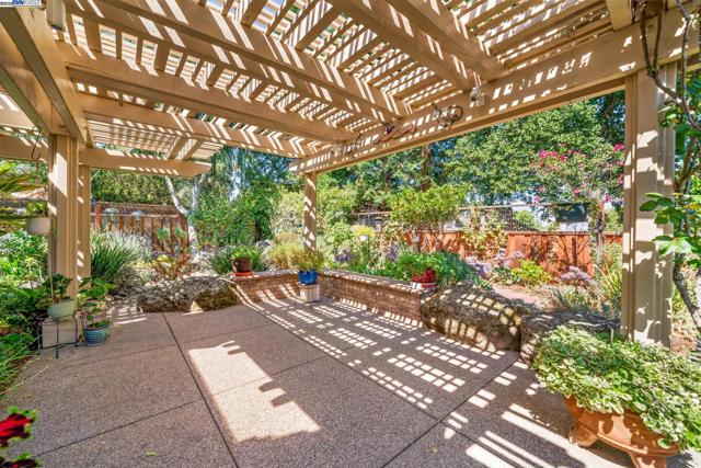 444 Cabonia Ct, Pleasanton CA: https://media.crmls.org/mediaz/7a0abf87-ba43-44f3-9267-70d00b51e31c.jpg