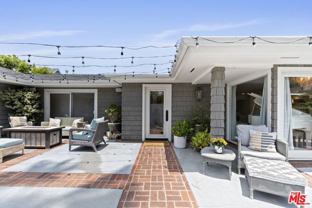 207 10th Street, Santa Monica CA: https://media.crmls.org/mediaz/7a0ae4c4-eafd-44cf-a049-100aecbc728a.jpg