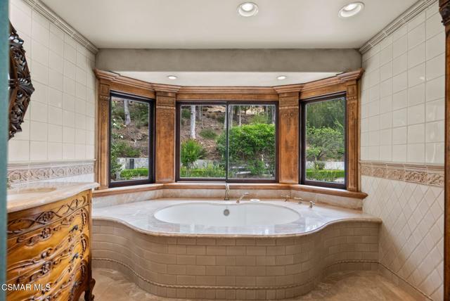 1561 Lookout Drive, Agoura Hills CA: https://media.crmls.org/mediaz/7a0b72cc-9afb-4979-8926-2908b01a64b1.jpg