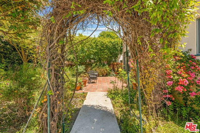 10815 Rochester Avenue, Los Angeles CA: https://media.crmls.org/mediaz/7a0c31dd-dab1-4b7b-971f-d09e508bd36e.jpg