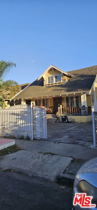 432 W 49th Street, Los Angeles CA: https://media.crmls.org/mediaz/7a0c4d5a-bef6-4768-84dc-2d175407aeeb.jpg