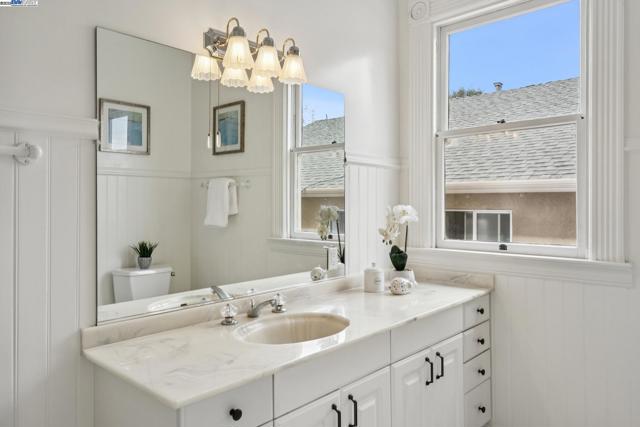 2120 Encinal Ave, Alameda CA: https://media.crmls.org/mediaz/7a0cb19c-7e8e-4e4a-bb52-0b5e1762cb2c.jpg