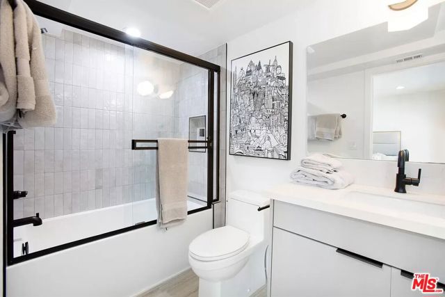 945 N Oxford Avenue, Los Angeles CA: https://media.crmls.org/mediaz/7a0d6bd0-8a3b-4730-807c-d98cebd00751.jpg