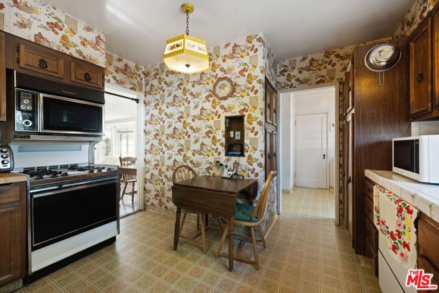 6655 Lindley Avenue, Reseda CA: https://media.crmls.org/mediaz/7a0dadc9-41b9-4794-8788-38b610786e7e.jpg