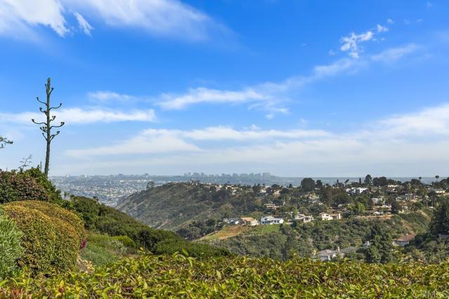 6544 Caminito Northland, La Jolla CA: https://media.crmls.org/mediaz/7a0ec067-b527-4370-a82c-00aac64494ad.jpg