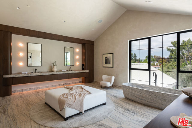 24172 Lupin Hill Road, Hidden Hills CA: https://media.crmls.org/mediaz/7a0f15c6-daa2-4e7e-8e2f-635b0ca56492.jpg