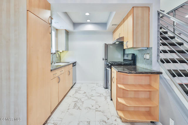 18411 Hatteras Street, Tarzana CA: https://media.crmls.org/mediaz/7a102e7a-eb24-49bd-89f4-4b9e37d87ef6.jpg