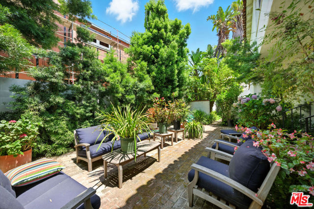 602 N Crescent Drive, Beverly Hills CA: https://media.crmls.org/mediaz/7a10a95f-09da-4c71-bb8a-5ef87adc36d1.jpg