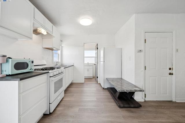 1360 Berkeley Way, Berkeley CA: https://media.crmls.org/mediaz/7a10d2b7-ea01-4b35-943b-78ca361f7090.jpg
