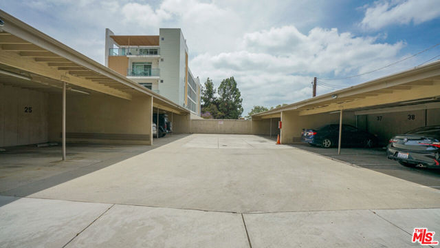 275 S Marengo Avenue, Pasadena CA: https://media.crmls.org/mediaz/7a1205f8-7844-45cd-b51e-ad1405e27554.jpg