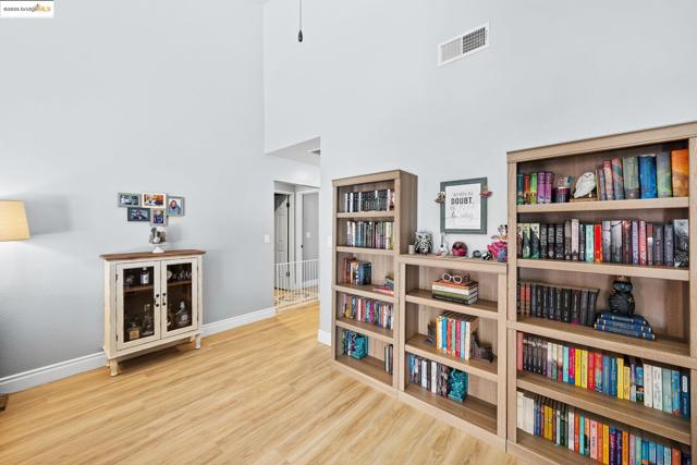 2256 Camborne Dr, Modesto CA: https://media.crmls.org/mediaz/7a126f13-8319-46e8-a710-4d445ac680b9.jpg