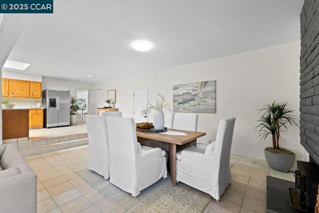 1578 Dianda Dr, Concord CA: https://media.crmls.org/mediaz/7a12767e-23a6-4b9a-a2b2-f7ece5ce4b4e.jpg