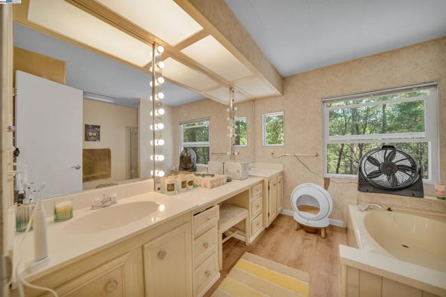 13567 Raccoon Mountain Rd, Grass Valley CA: https://media.crmls.org/mediaz/7a1352cd-9da5-4132-b994-ed4b115698cb.jpg