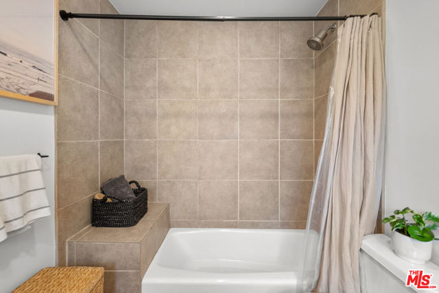 3775 Ashwood Avenue, Los Angeles CA: https://media.crmls.org/mediaz/7a13694a-253e-4474-9b25-52874e9559a7.jpg