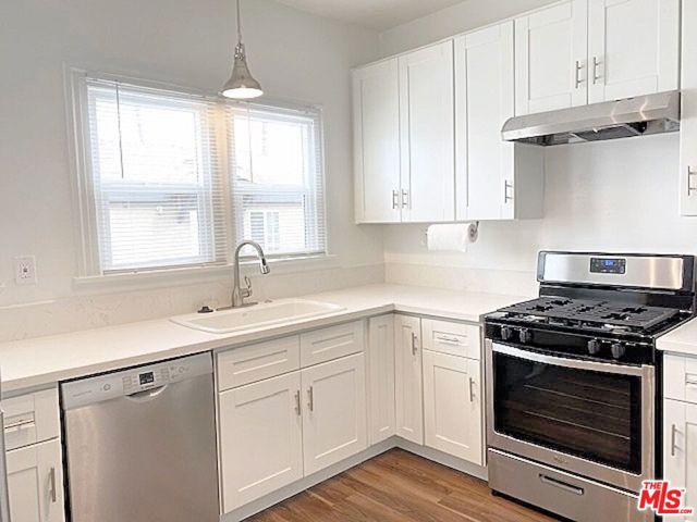 25 Falcon Avenue, Long Beach CA: https://media.crmls.org/mediaz/7a13fcdb-7569-4a46-8e83-e7b81cb3ee01.jpg