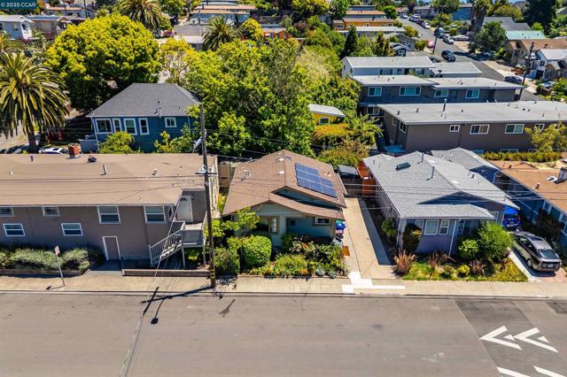 3018 Courtland Ave, Oakland CA: https://media.crmls.org/mediaz/7a147818-dbfc-4030-93e2-4228f3c708b1.jpg