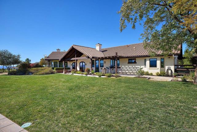 38408 Mesa Rd, Temecula CA: https://media.crmls.org/mediaz/7a150f64-5d72-4432-8a65-10312d0f6fd2.jpg