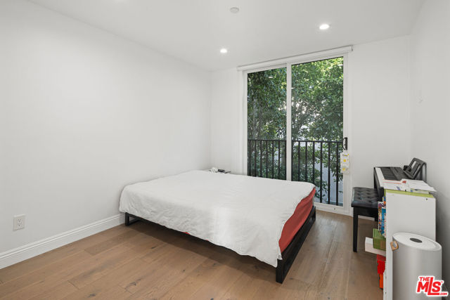 7365 Waring Avenue, Los Angeles CA: https://media.crmls.org/mediaz/7a15e8bd-1558-4e25-a125-7b4e79791101.jpg