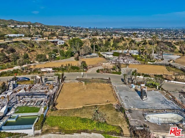 917 Enchanted Way, Pacific Palisades CA: https://media.crmls.org/mediaz/7a15f156-f1ea-4166-880f-2105411679ab.jpg
