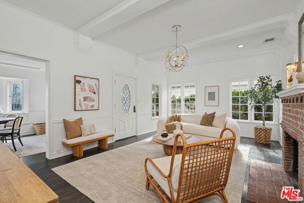 5009 Willowcrest Avenue