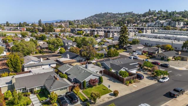 511 Marine View Avenue, Belmont CA: https://media.crmls.org/mediaz/7a16a312-0b80-4d2e-846a-3923f586a46a.jpg