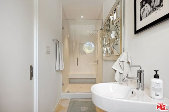 11513 Dona Cecilia Drive, Studio City CA: https://media.crmls.org/mediaz/7a172c62-ed03-4c4b-82b6-dd5e533895dd.jpg