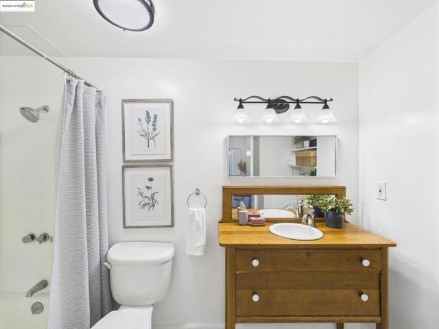 320 Lee St, Oakland CA: https://media.crmls.org/mediaz/7a173709-7a1b-4e7e-8ba0-e6565b2d1a4a.jpg