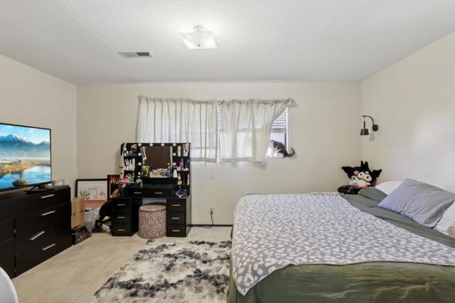 880 Apricot Lane, Hollister CA: https://media.crmls.org/mediaz/7a186f33-36a8-4d73-bbe9-884e7c32a2fb.jpg
