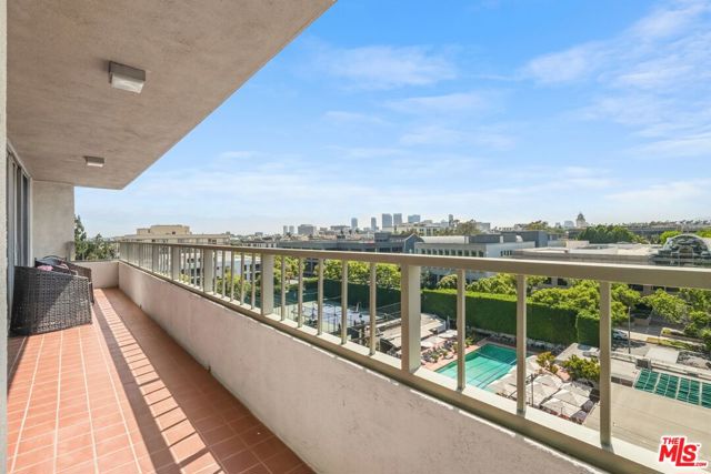 339 N Palm Drive, Beverly Hills CA: https://media.crmls.org/mediaz/7a18ee5b-9d09-4038-aed0-bbf6e0f04bf2.jpg