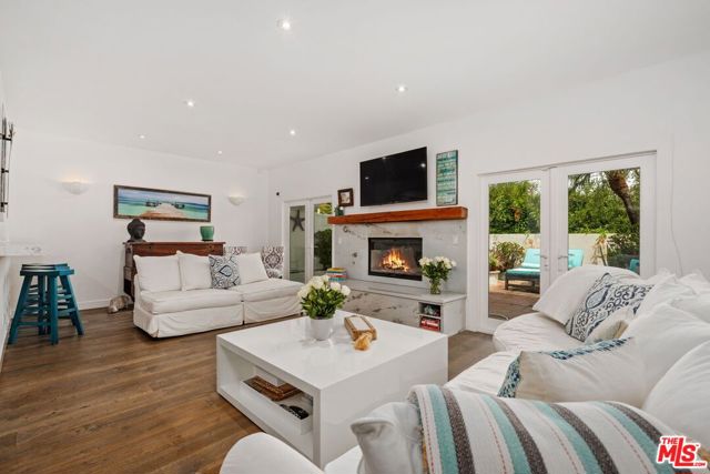 6435 Zumirez Drive, Malibu CA: https://media.crmls.org/mediaz/7a191b52-12a1-4b37-b2f7-09178562110e.jpg