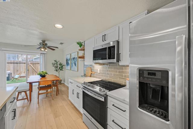 992 Del Norte Dr, Livermore CA: https://media.crmls.org/mediaz/7a1a3399-7b9f-472b-b6d4-cfd277841fe1.jpg