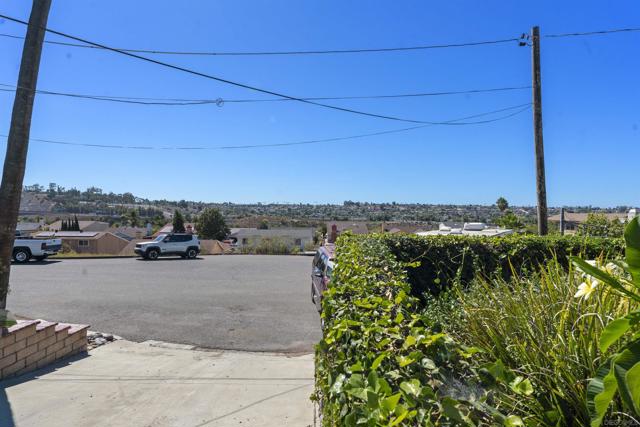 293 Paden Dr, Spring Valley CA: https://media.crmls.org/mediaz/7a1aaf42-78d3-4952-a442-5f08d06cd7f3.jpg