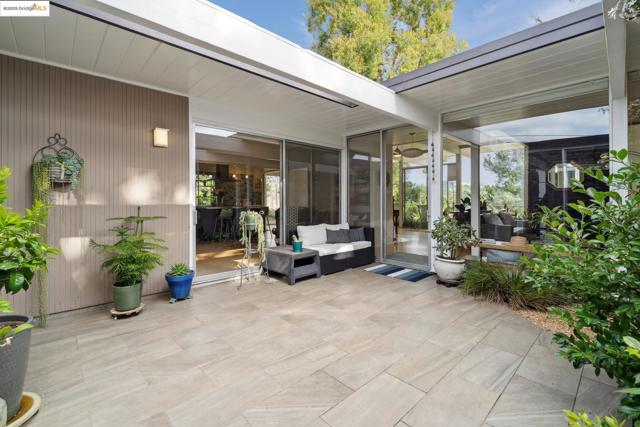 5345 Crown Ct, Castro Valley CA: https://media.crmls.org/mediaz/7a1b7400-ac21-4910-9275-8fcf2d3be377.jpg
