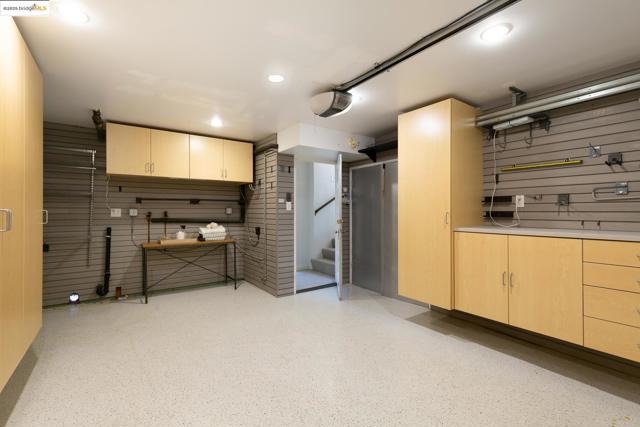 131 Sonia St, Oakland CA: https://media.crmls.org/mediaz/7a1bcd85-27a5-42fe-b842-b6fa2949891a.jpg